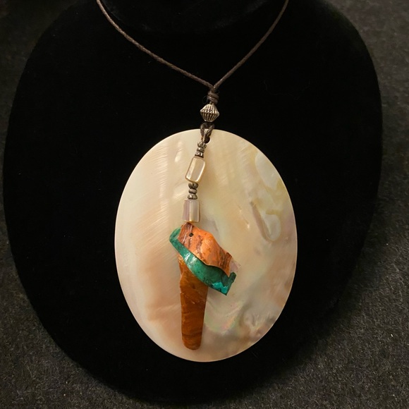 Mother of Pearl natural sea shell necklace and matching earrings set - Picture 2 of 13